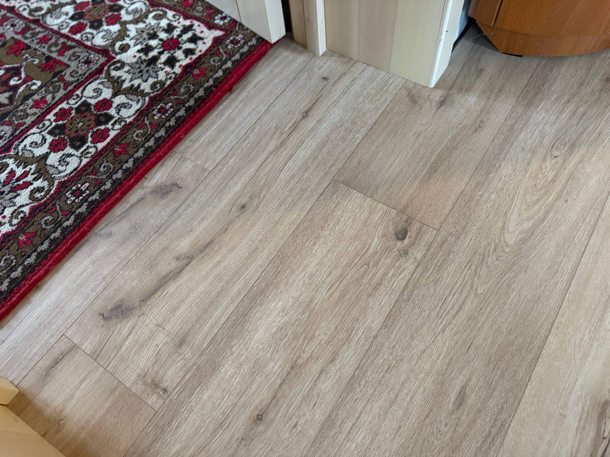 Ламинат светлый в гостиной